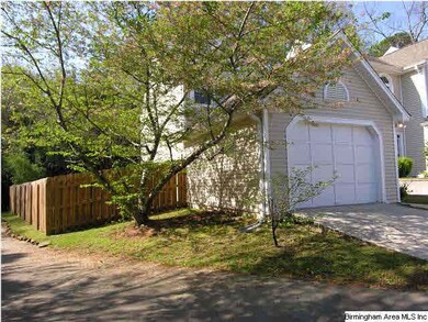 Side view with large side yard. Great for the pupp