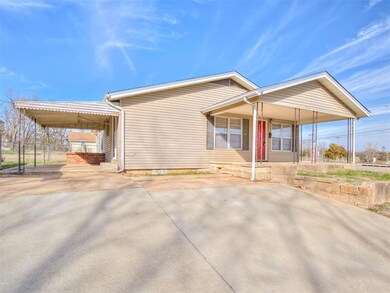 Manufactured / mobile home featuring a carport
