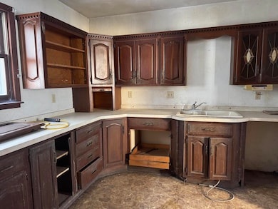 928 W 2nd St, Waterloo, IA 50701 - photo 5