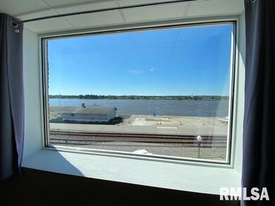 1225 E River Dr unit 330, Davenport, IA 52803 - photo 6