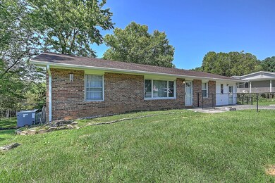 1506 Stoneybrook Dr, Johnson City, TN 37601 - photo 2