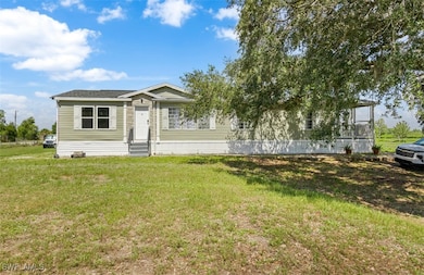 Manufactured / mobile home featuring a front lawn