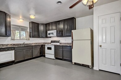 49 E Jasmine St kitchen