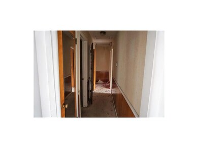 HALL WAY TO THE 3 BEDROOMS AND 2 BATHS