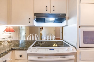 6427ShawnDr_Kitchen_18