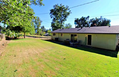 1115 NE Beacon Dr, Grants Pass, OR 97526 - photo 5