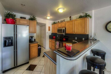 005_Breakfast Bar & Kitchen