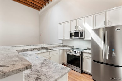 Kitchen featuring decorative backsplash, a peninsu