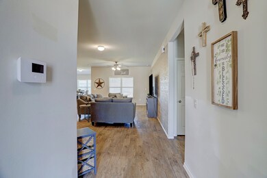 628 E Fairway Lake Dr, Alvin, TX 77511 - photo 3