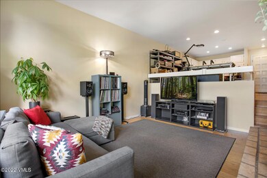 760 W Beaver Creek Blvd-large-007-002-Li