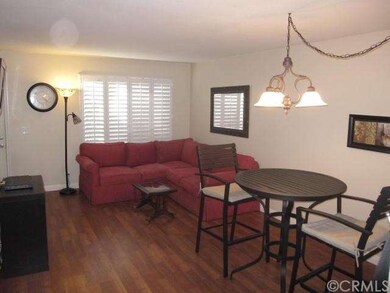 Spacious light & bright living room with plantatio