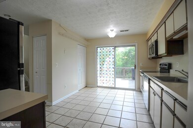 14005B Grumble Jones Ct, Centreville, VA 20121 - photo 7