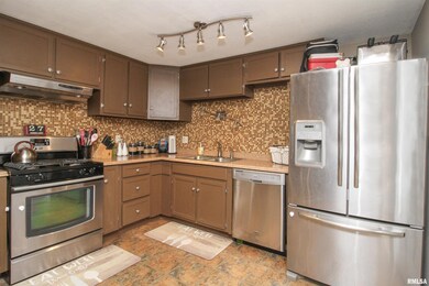 219 Rhoads Ave, Lincoln, IL 62656 - photo 7