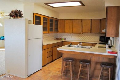 KITCHEN & BREAKFAST BAR