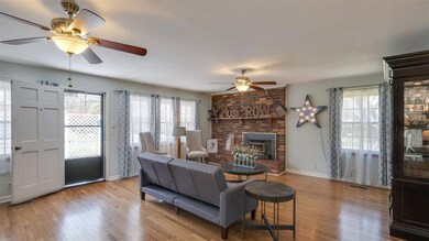 Large Great room with original hardwood..Made in Nashville!