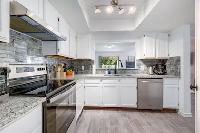 Kitchen with appliances with stainless steel fini