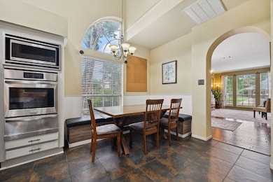 Yes, on top of a large formal dining area, you als