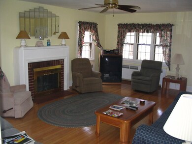 1713 - Living Room