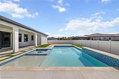 Pool with Spa and Sunledge