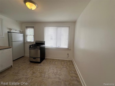 122 W Houstonia Ave, Royal Oak, MI 48073 - photo 2