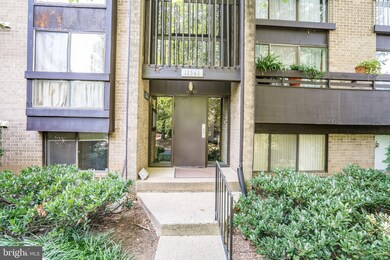 11561 Rolling Green Ct unit 100, Reston, VA 20191 - photo 3