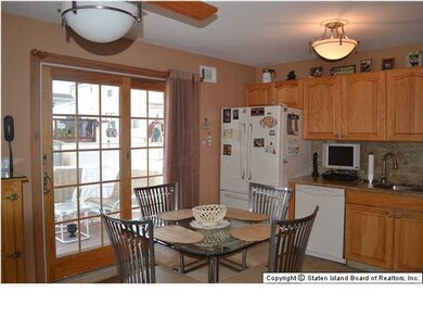 262 Malvine Ave, Staten Island, NY 10309 - photo 4