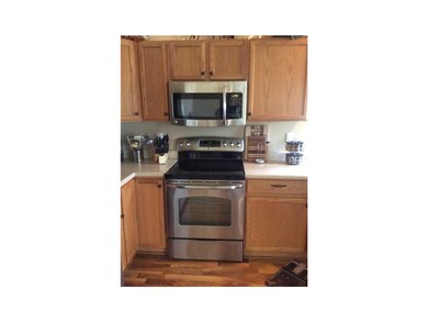 Kitchen. Warm Wood Tones and Neutral Countertops