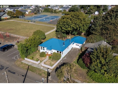 1412 9th St, Tillamook, OR 97141 - photo 2