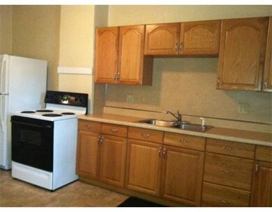 318 Springfield St, Chicopee, MA 01013 - photo 4