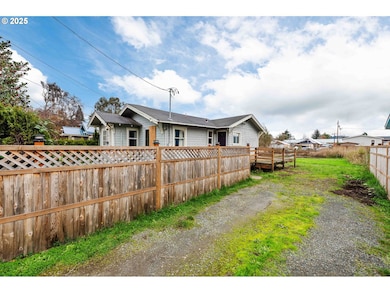 1066 S 8th St, Coos Bay, OR 97420 - photo 3