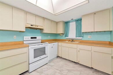 3072 Lake Bayshore Dr unit 119, Bradenton, FL 34205 - photo 5