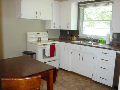 1006 S 18th St, Grand Forks, ND 58201 - photo 4