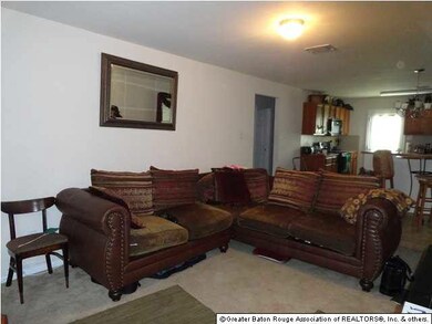 NICE SIZE LIVINGROOM
