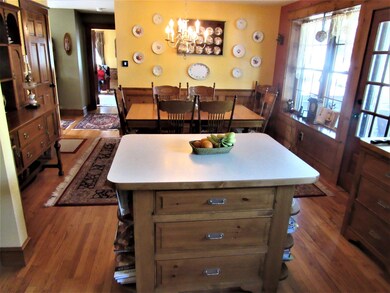 26 Jimmy Crowells kitchen_dining4