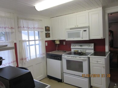 604 E Wilmington St, Burgaw, NC 28425 - photo 5