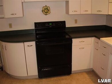 211 E Bertsch St, Lansford, PA 18232 - photo 4