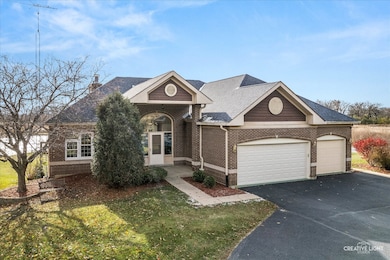 675 White Pine Cir, Lake In the Hills, IL 60156 - photo 2