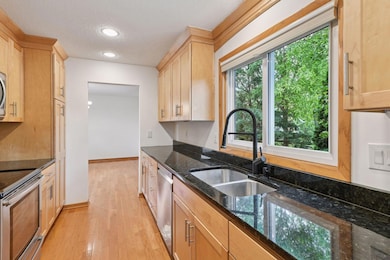 10829 Forestview Cir, Eden Prairie, MN 55347 - photo 5