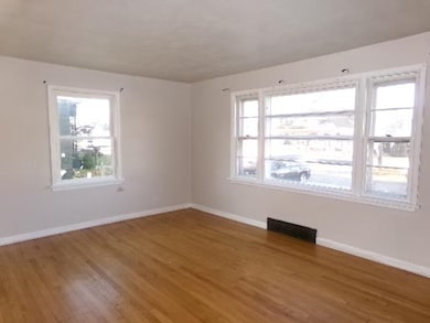 321 W Garfield St, Freeport, IL 61032 - photo 4