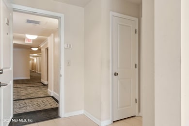 2-web-or-mls-1_400 E Bay St #401