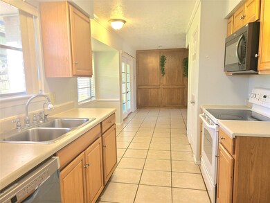 10523 Kirkhill Dr, Houston, TX 77089 - photo 4