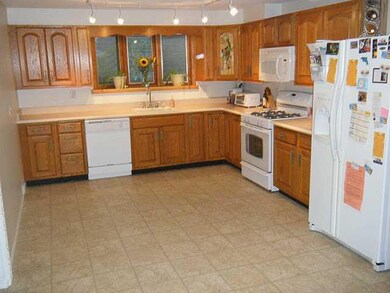 1307 Greenbrier Ln, North Tonawanda, NY 14120 - photo 3