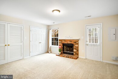 2492 Clover Field Cir, Herndon, VA 20171 - photo 4