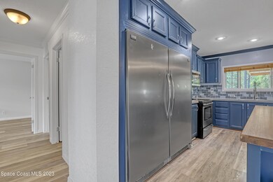 4071 Fountain Palm Kitchen and hallway