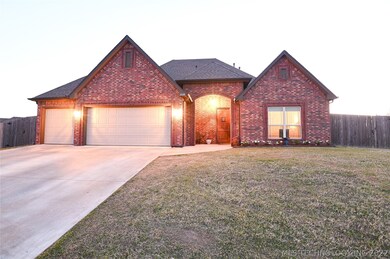 2 master bedrooms and bedroom 3/office on level on