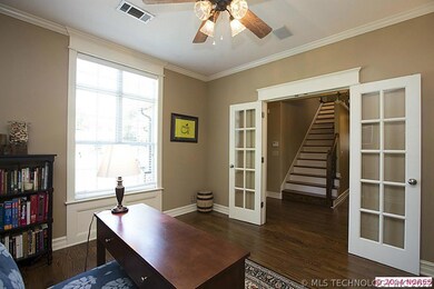 Study with double French doors ; Beautiful crown m