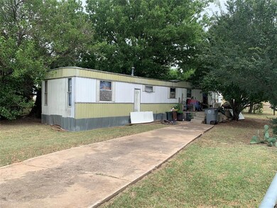 Manufactured / mobile home with a front yard