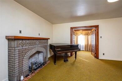 FIREPLACE W/ GAS INSERT