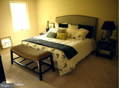 2884 Crossbow Ct, Vienna, VA 22181 - photo 4