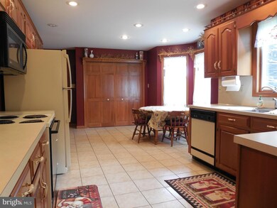 2472 Mccleary Dr, Chambersburg, PA 17201 - photo 3